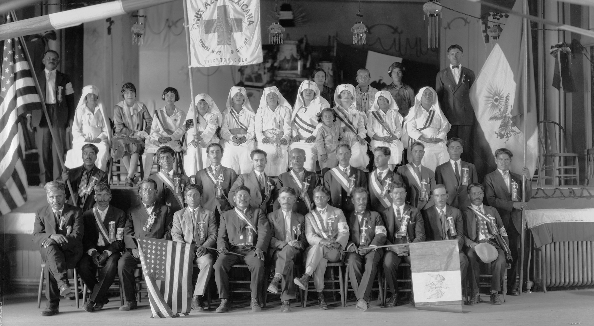Members of the Comisión Honorifica Mexicana de Brighton, Colorado, pose in 1927 with a banner for the Cruz Azul Mexicana, a women’s charitable organization that aided low-income families. Photo by Oscar E. Lindevall.