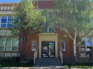 An image of the Classical Revival style front entrance of the Craig School #2