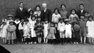 Joe Y. Tani and his extended family pose in Denver in 1925.